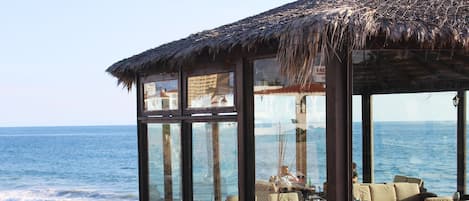 2 bars/lounges, een strandbar