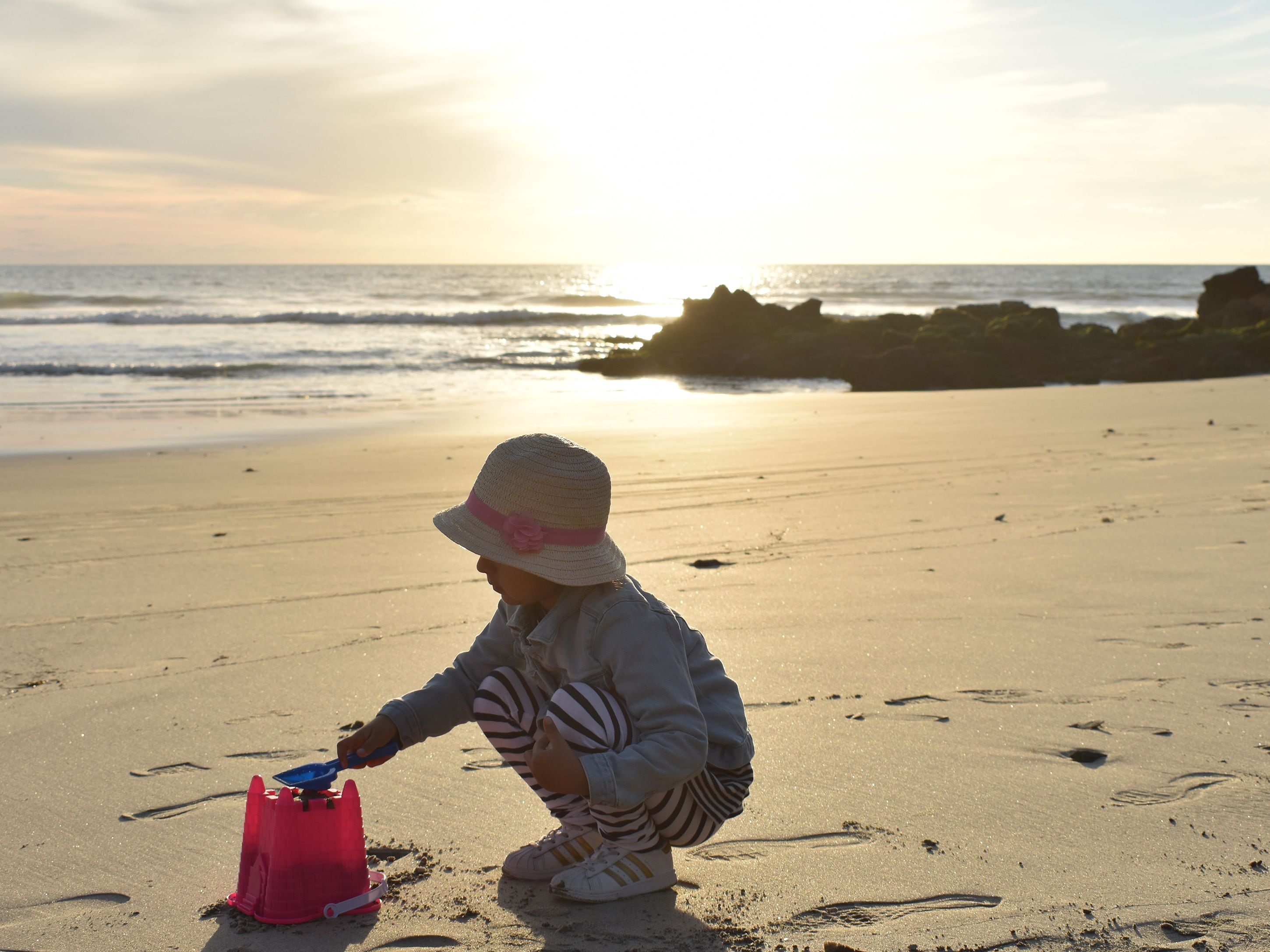 En la playa, toallas de playa, masajes en la playa y bar en la playa 