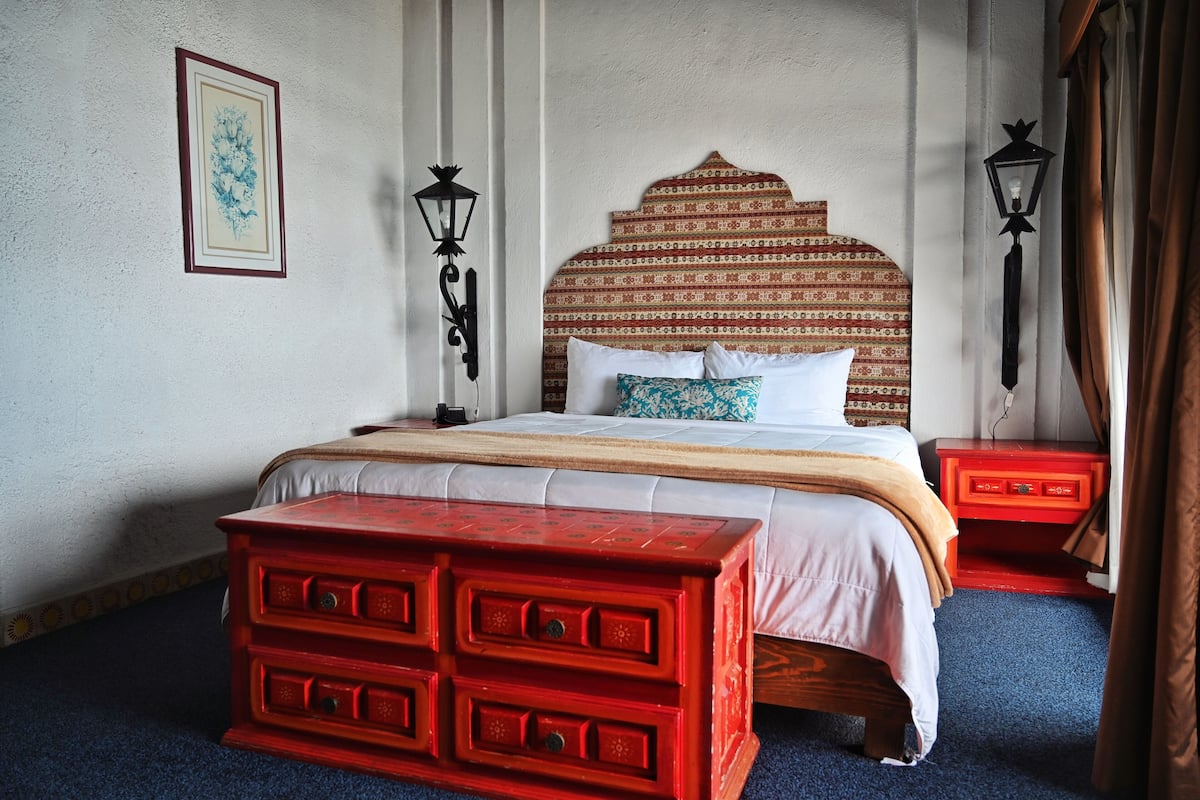 Neocolonial Single | Blackout drapes, WiFi (free), individually decorated