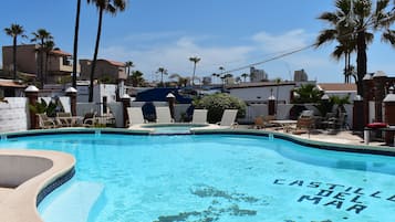 Piscina a l'aire lliure (horari: 09:00-20:00), para-sols i gandules