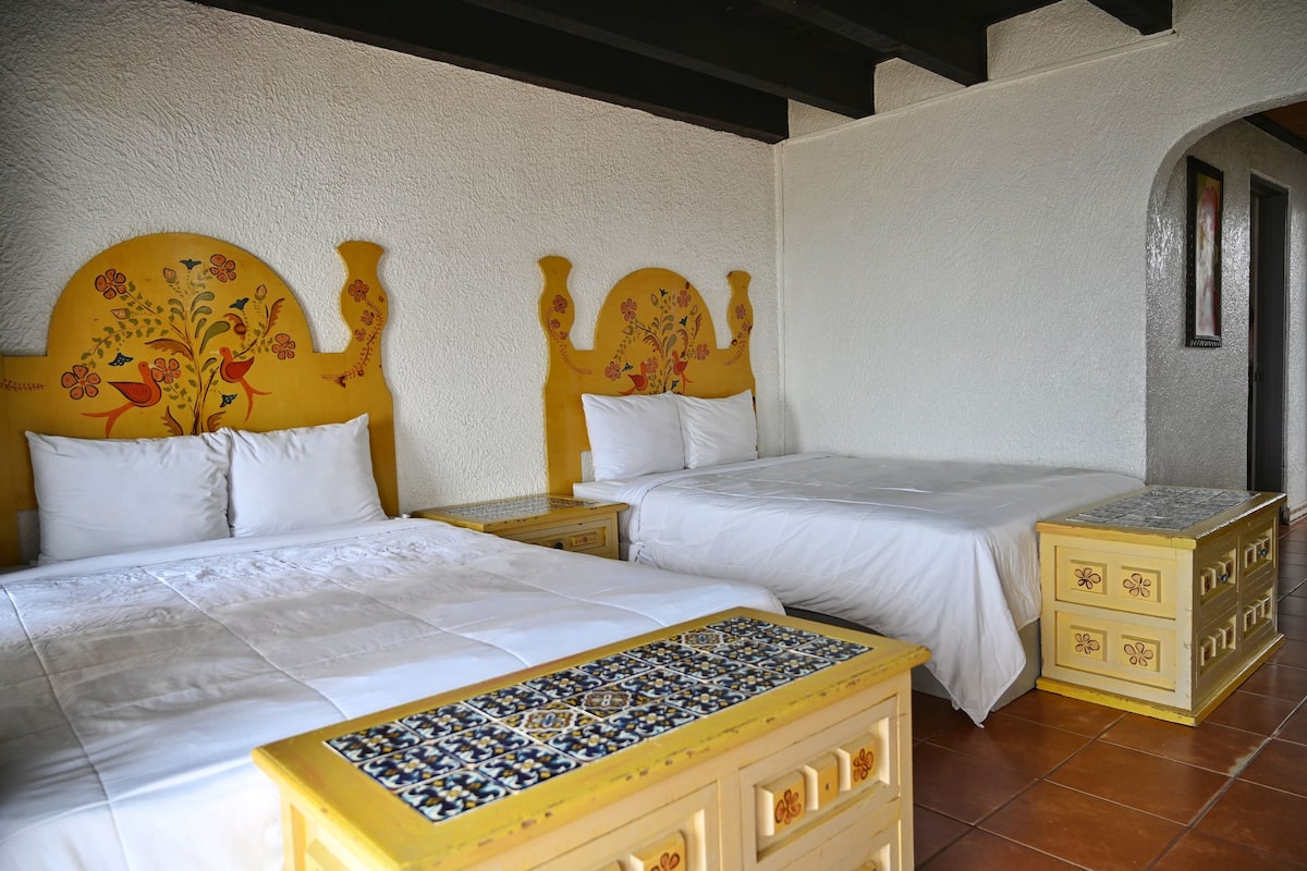 Neocolonial Doble | Blackout drapes, WiFi (free), individually decorated