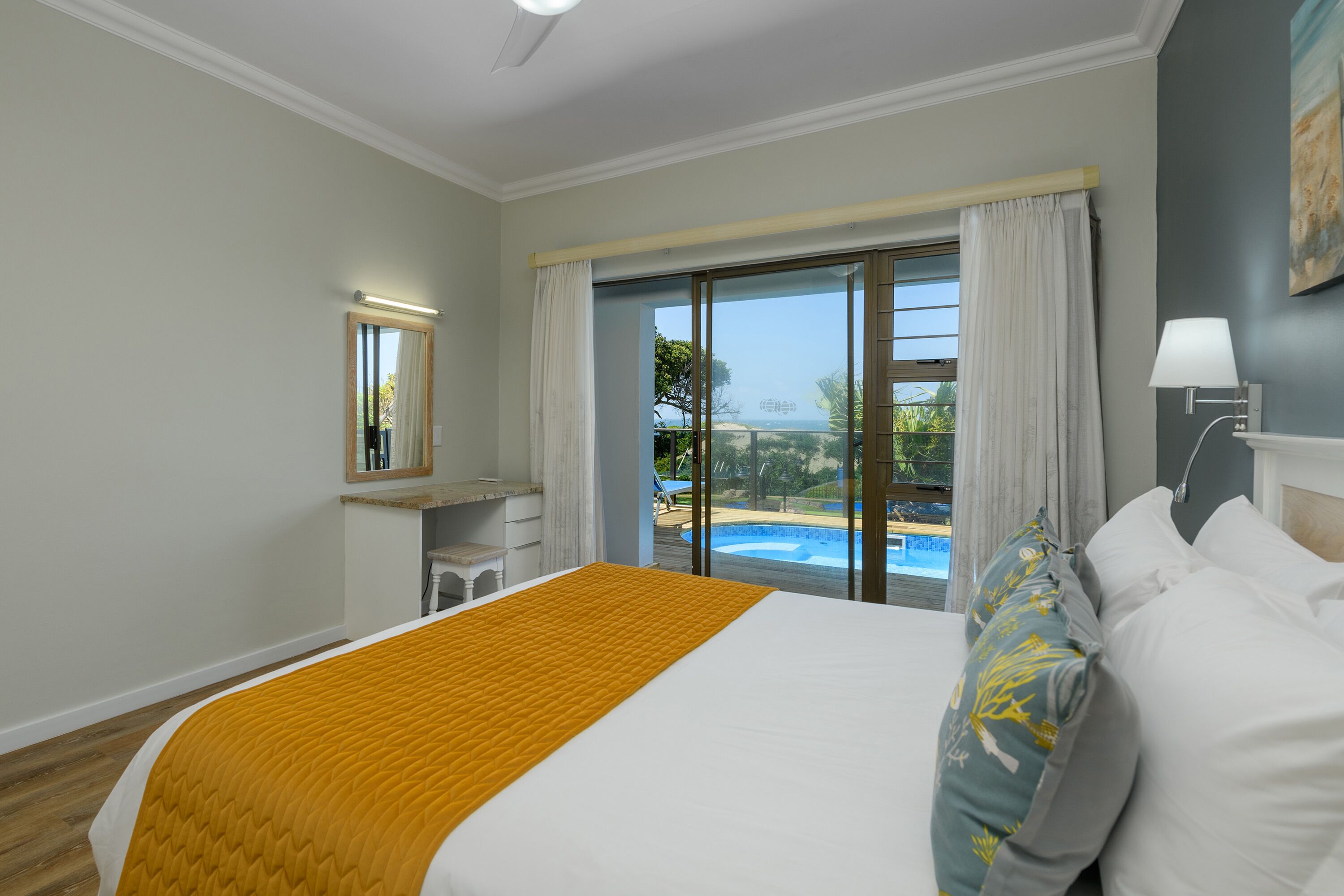 Three Bedroom Luxury Apartment with Splash Pool