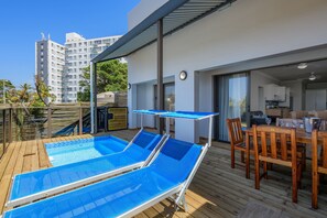 Three Bedroom Luxury Apartment with Splash Pool | Terrace/patio - Margate Beach Club (Margate)