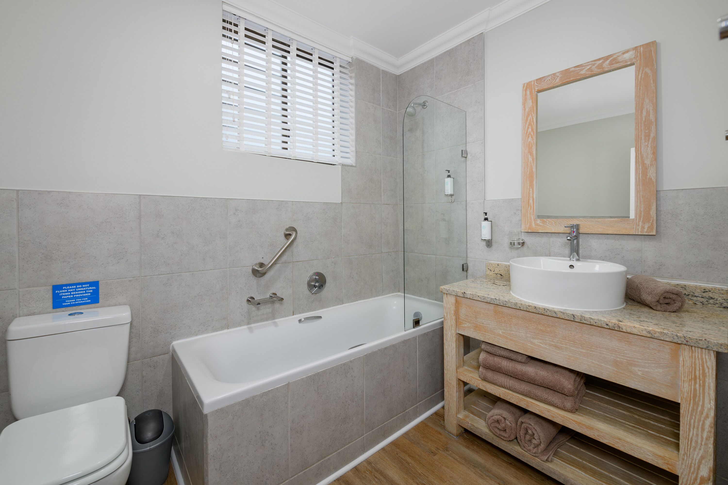 Un baño con bañera, inodoro y lavabo.