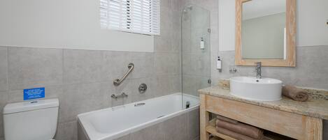 Un baño con bañera, inodoro y lavabo.