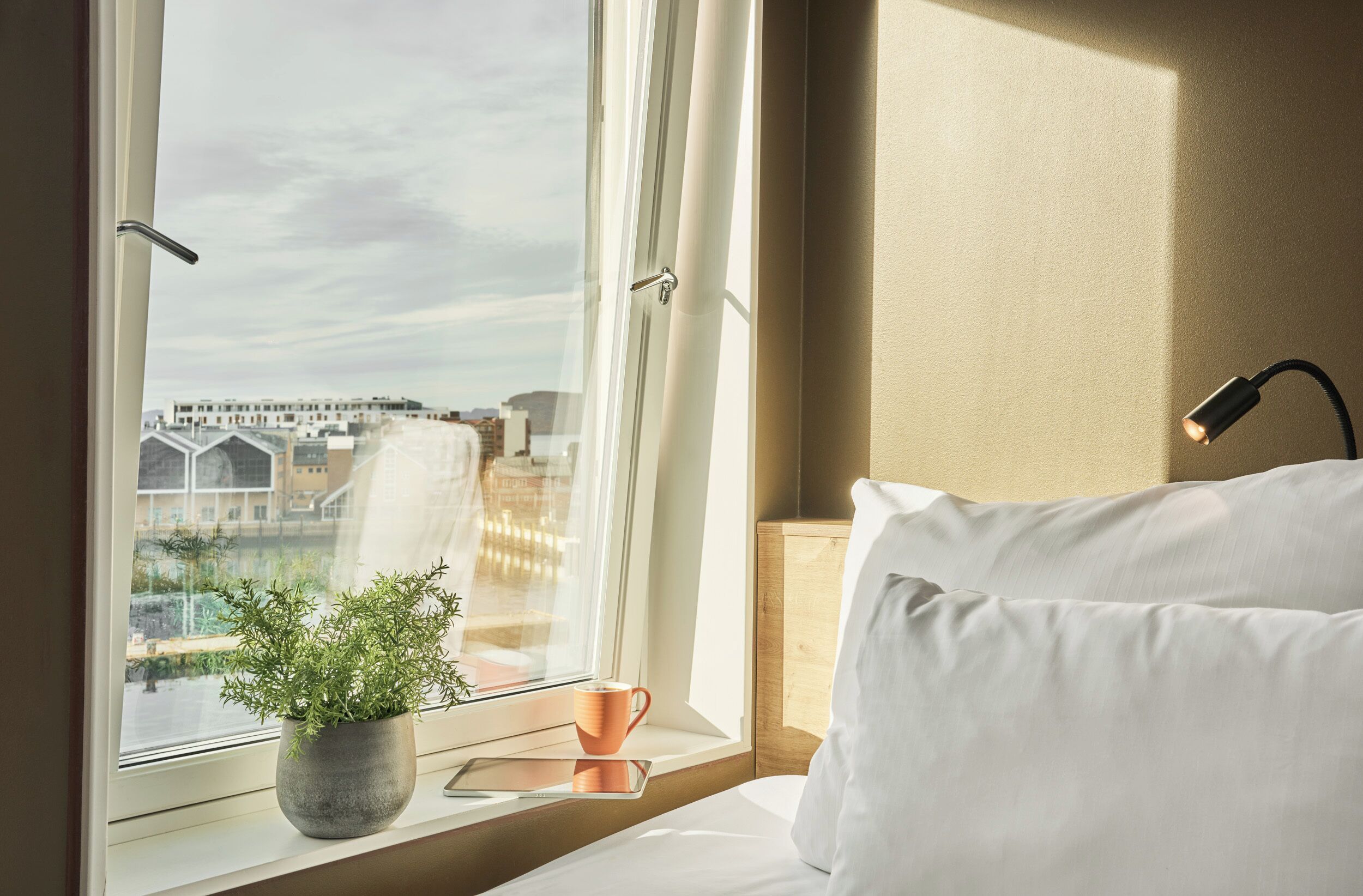 Escritorio, sistema de insonorización, wifi gratis y ropa de cama