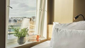 Escritorio, sistema de insonorización, wifi gratis y ropa de cama