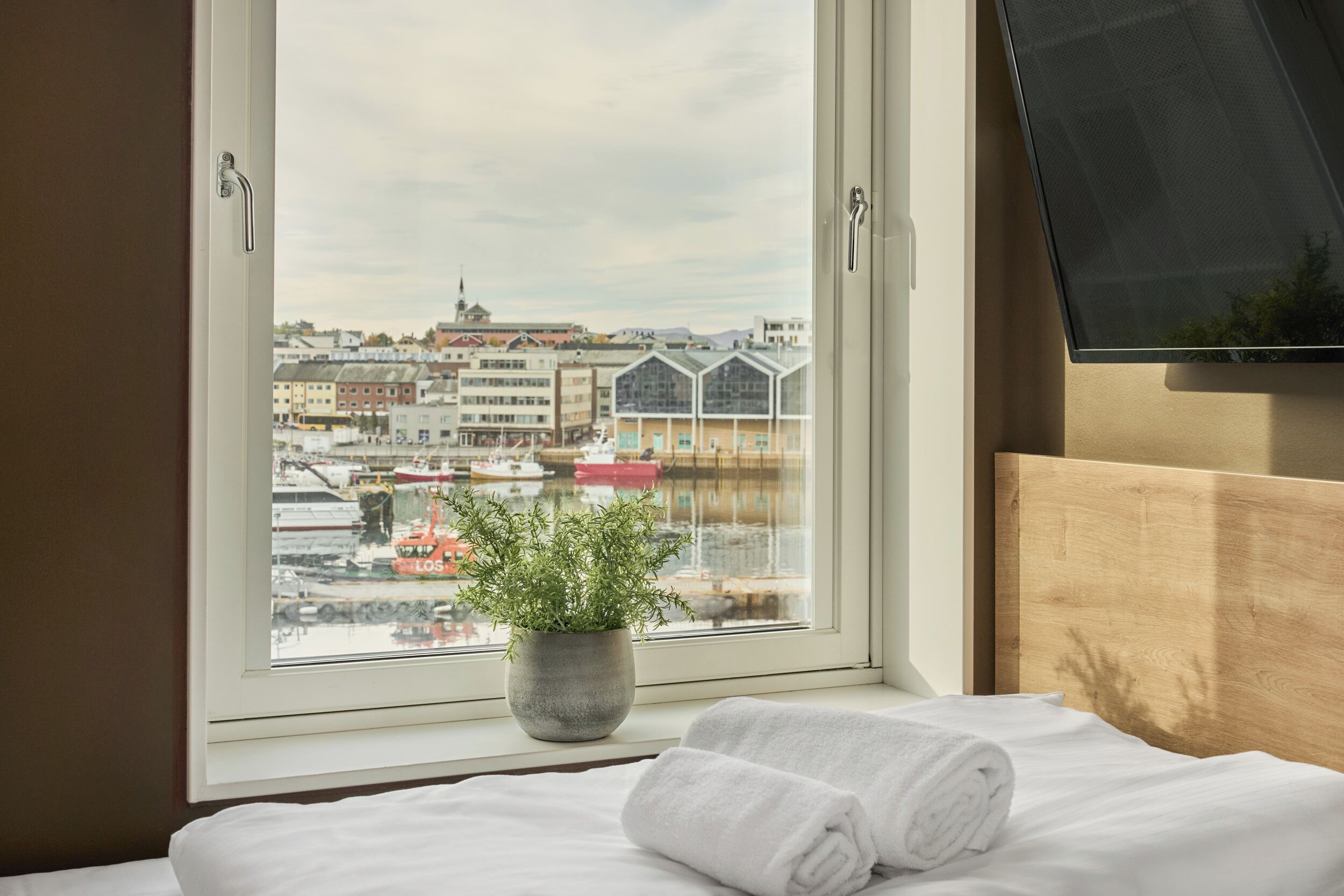 Habitación doble, 1 cama de matrimonio, vistas al puerto | Escritorio, sistema de insonorización, wifi gratis y ropa de cama