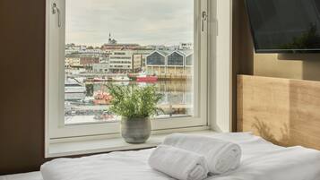 Habitación doble, 1 cama de matrimonio, vistas al puerto | Escritorio, sistema de insonorización, wifi gratis y ropa de cama