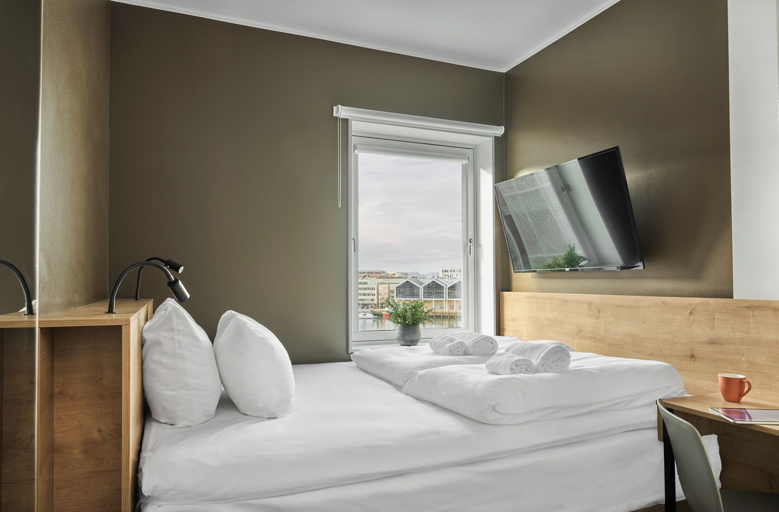 Desk, soundproofing, WiFi (free), bed sheets