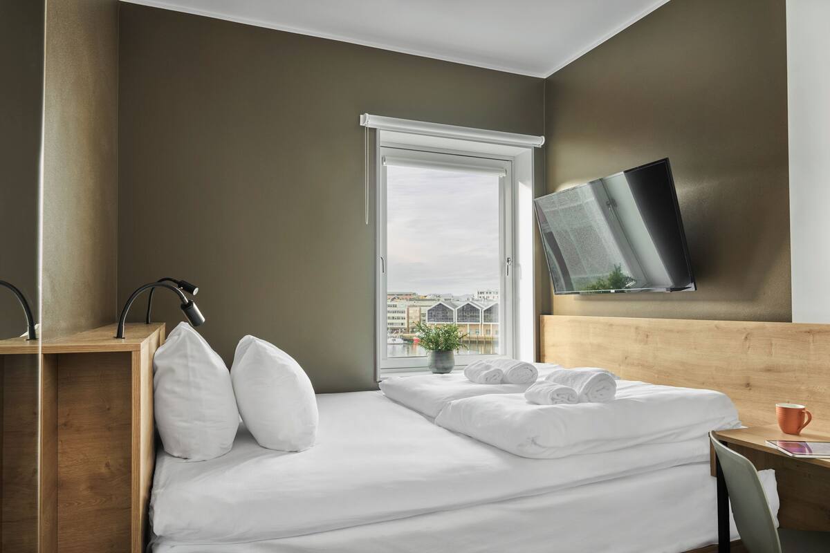 Desk, soundproofing, free WiFi, bed sheets