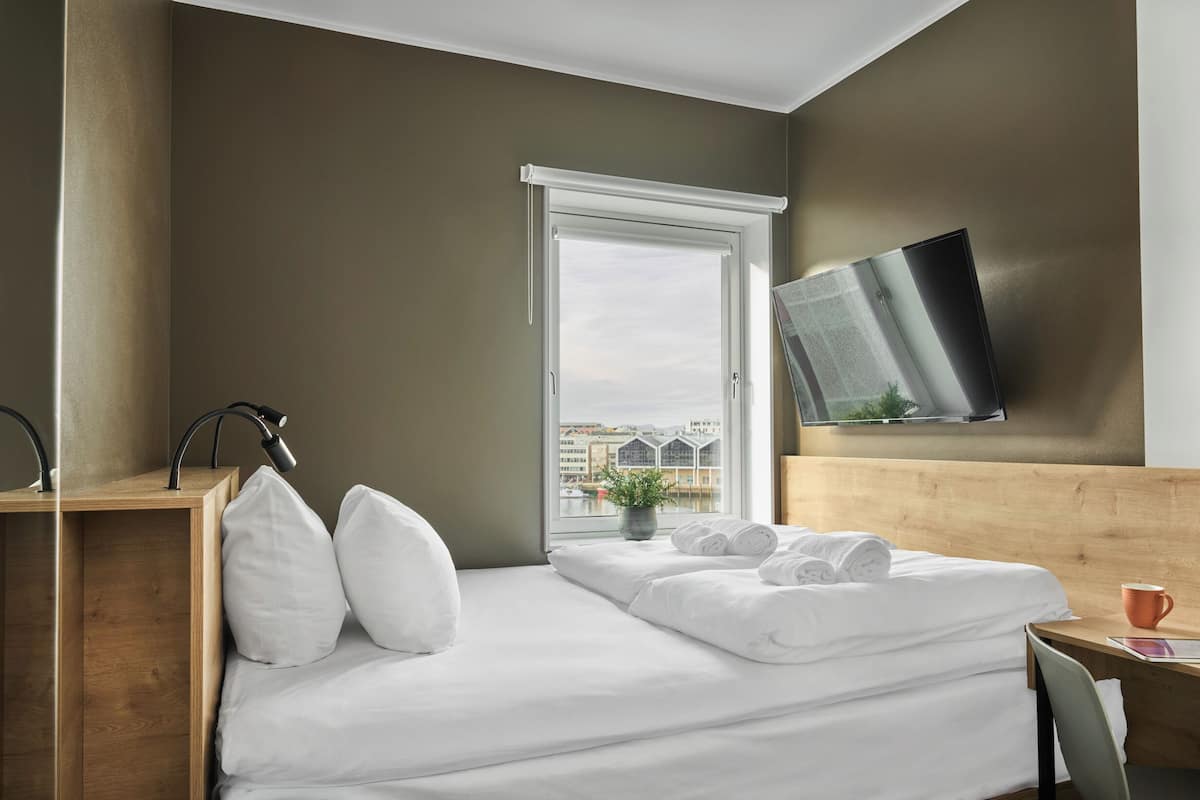 Desk, soundproofing, WiFi (free), bed sheets