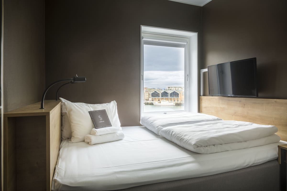 double room, 1 queen bed, harbour view | 1 bedroom, desk, soundproofing, free wifi