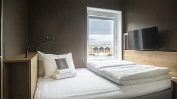 Double Room, 1 Queen Bed, Harbor View | Desk, soundproofing, free WiFi, bed sheets