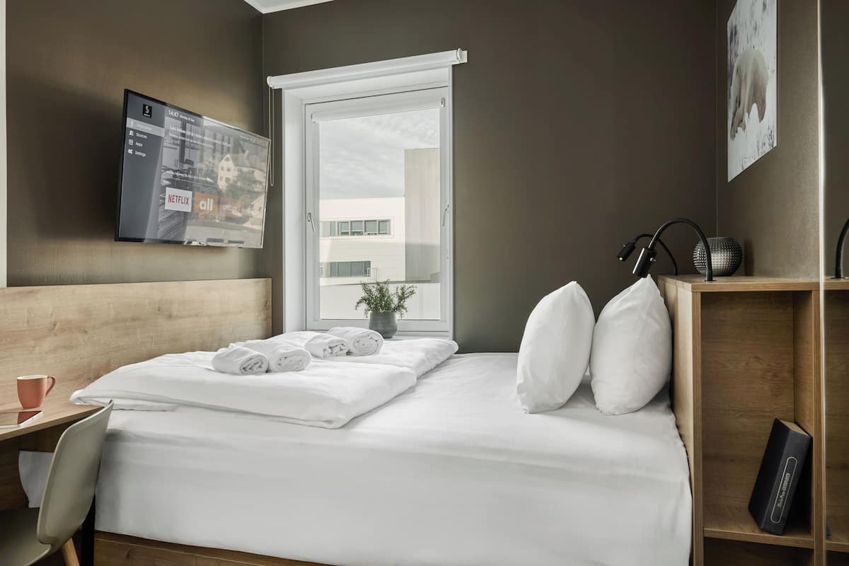 Double Room | Desk, soundproofing, WiFi (free), bed sheets