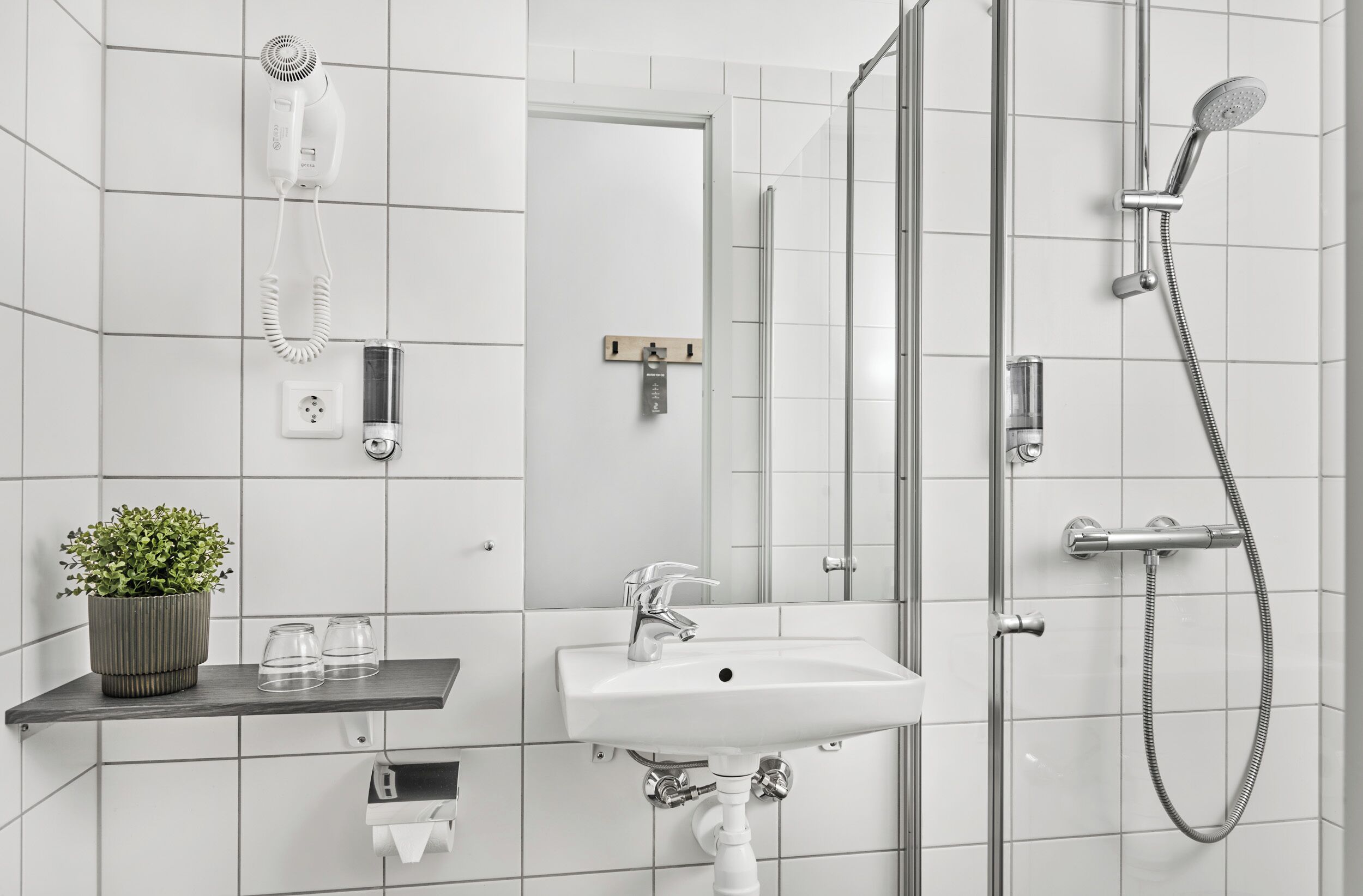 Douche, sèche-cheveux, chauffage par le sol (salle de bains)