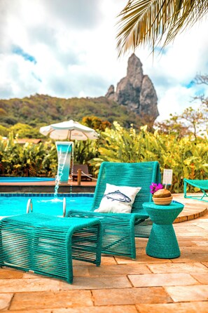 3 outdoor pools, pool umbrellas, pool loungers - Dolphin Hotel (Fernando de Noronha)