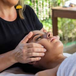1 sala de tratamiento, manicura y pedicura, masajes