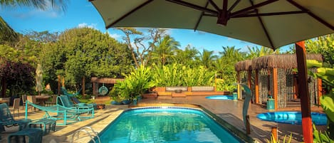 3 piscine all'aperto, ombrelloni da piscina, lettini