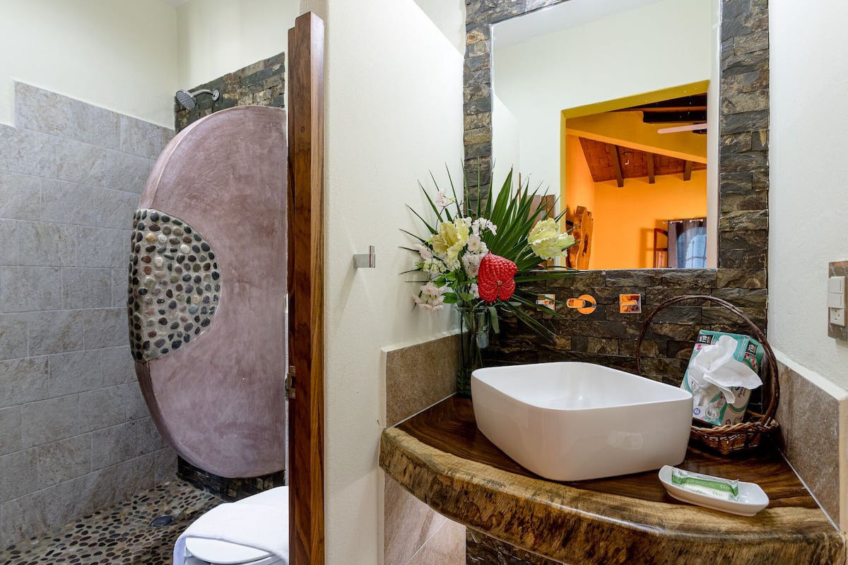 basic room, 1 king bed | 1 bedroom, minibar, in-room safe, free wifi