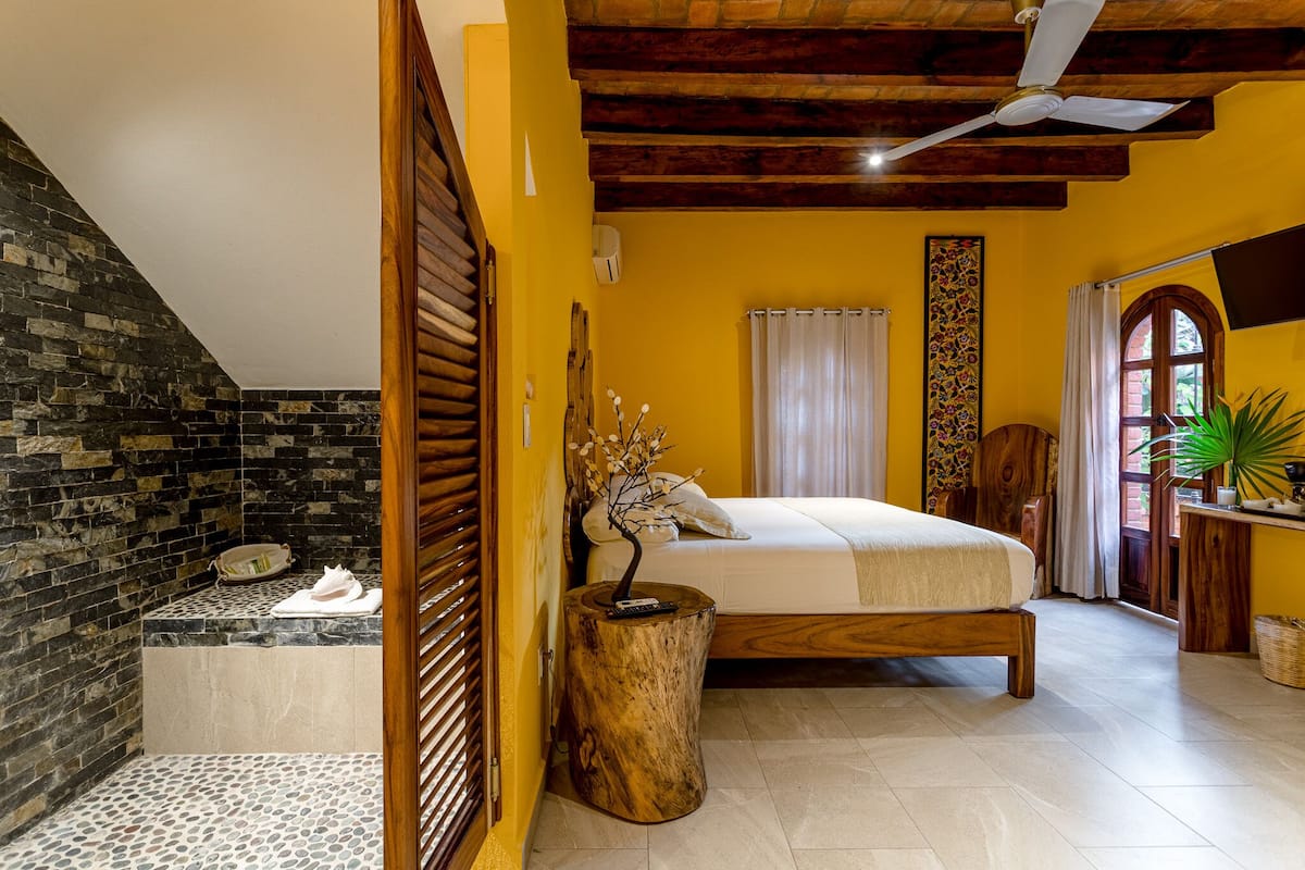 standard room | 1 bedroom, minibar, in-room safe, free wifi