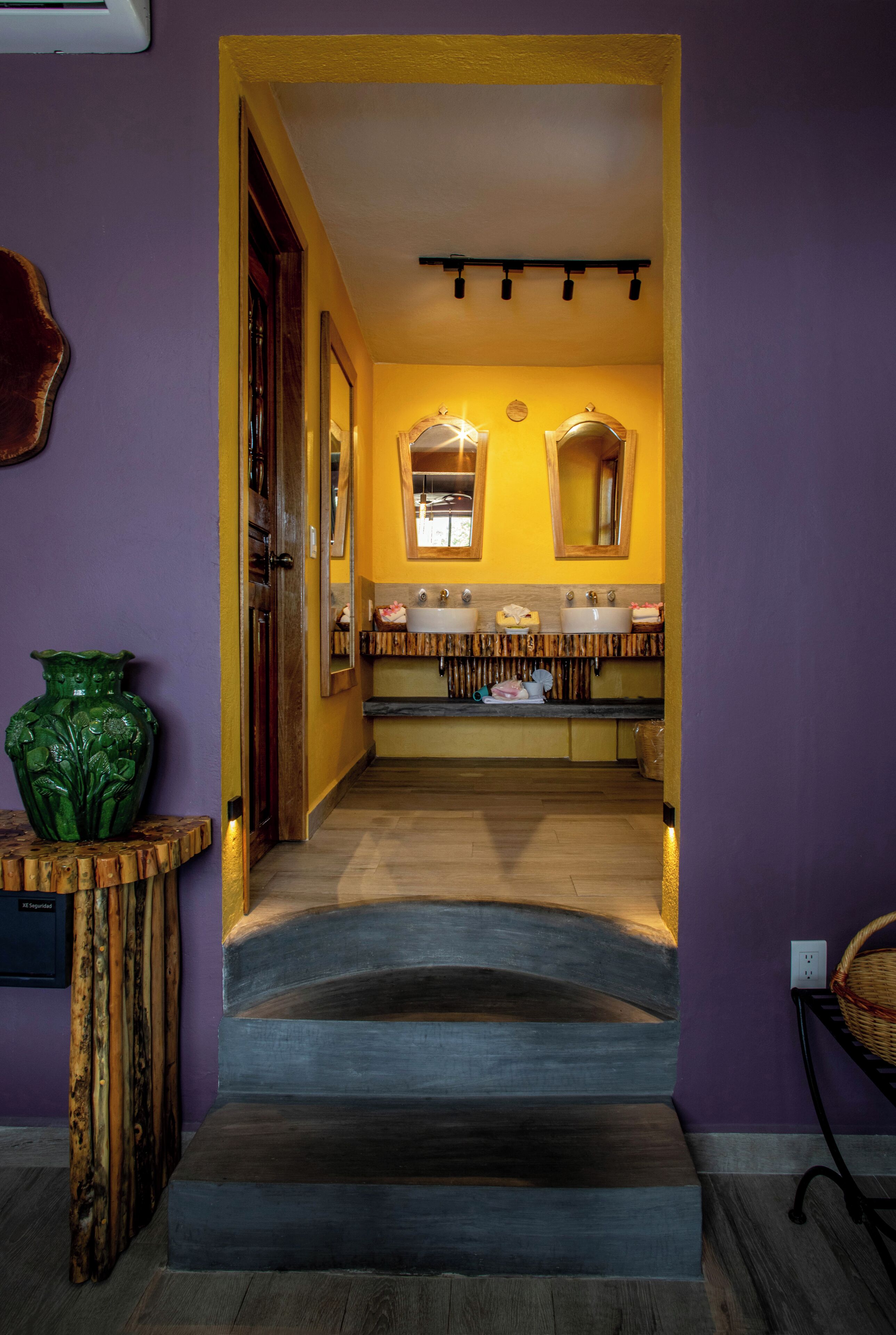 deluxe studio suite | bathroom | shower, free toiletries, hair dryer, towels