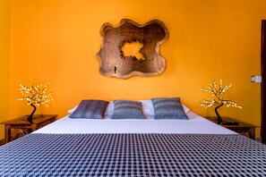 Habitación básica, 1 cama de matrimonio grande | Minibar, caja fuerte, wifi gratis y ropa de cama