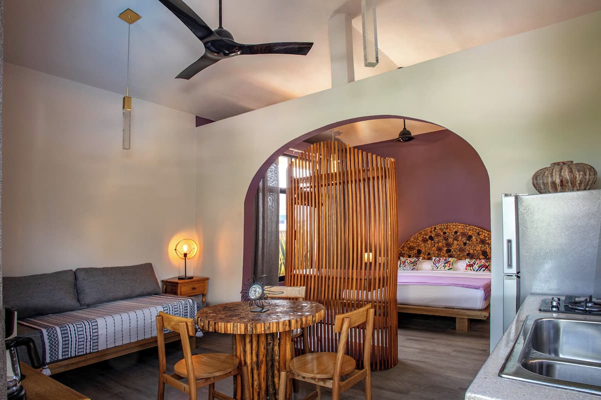 deluxe studio suite | living area | flat-screen tv