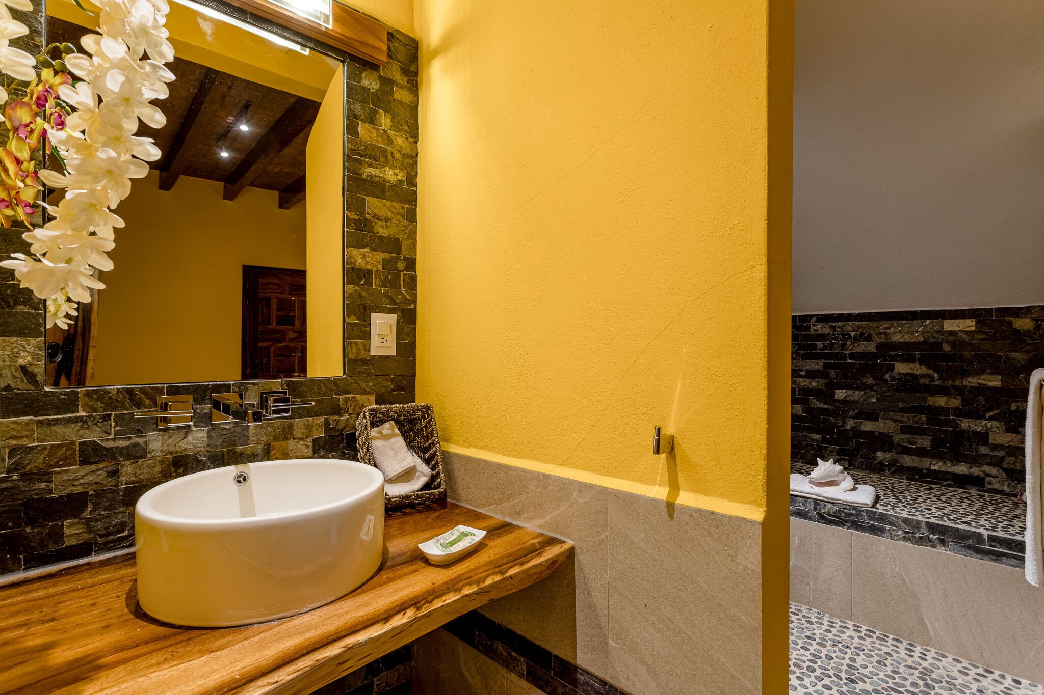 standard room | 1 bedroom, minibar, in-room safe, free wifi