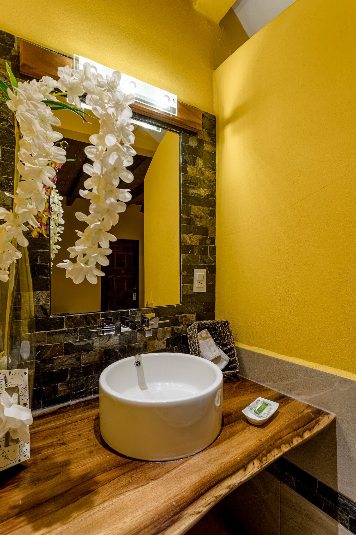 standard room | 1 bedroom, minibar, in-room safe, free wifi