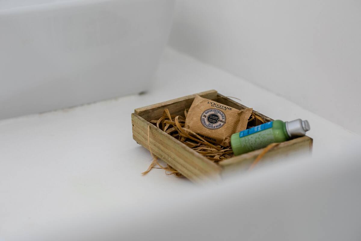 Ducha, artículos de higiene personal gratuitos y secador de pelo