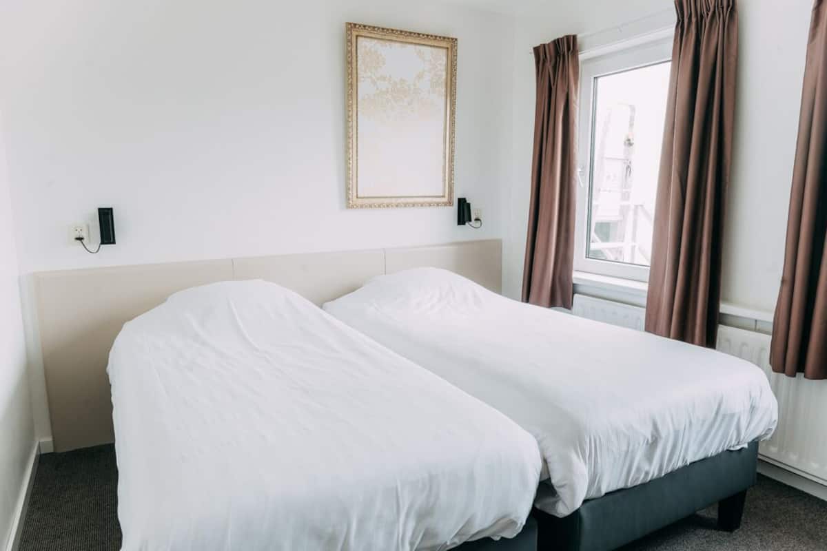 Standard Single Room, Shared Bathroom | Bed sheets