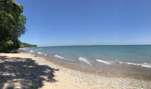 Playa en los alrededores, camastros y sombrillas 