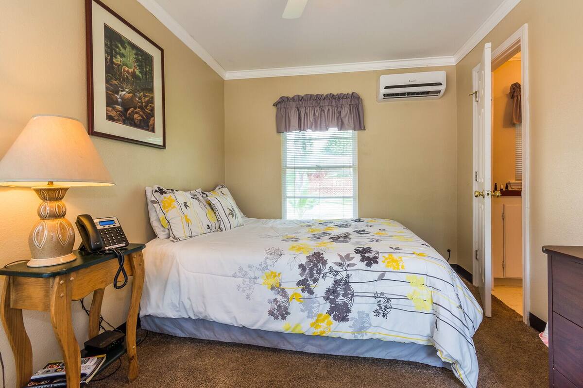 Standard Room (206-207) | In-room safe, desk, soundproofing, bed sheets