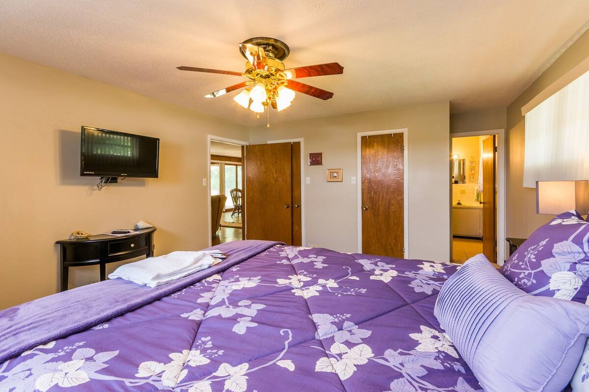 The BunkHouse (302) | In-room safe, desk, soundproofing, bed sheets