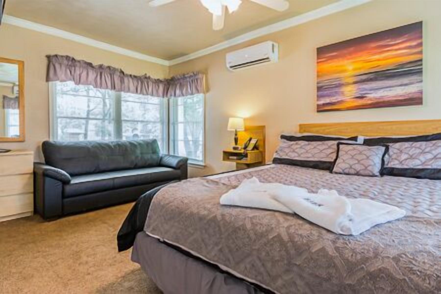 Standard Studio Suite, 1 King Bed | In-room safe, desk, soundproofing, bed sheets