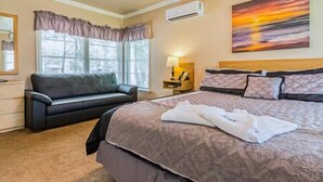 Standard Studio Suite, 1 King Bed | In-room safe, desk, soundproofing, bed sheets - Lake Texoma Lodge and Resort (Mead)