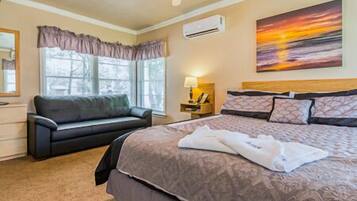 Standard Studio Suite, 1 King Bed | In-room safe, desk, soundproofing, bed sheets