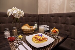 Café da manhã inglês grátis todos os dias