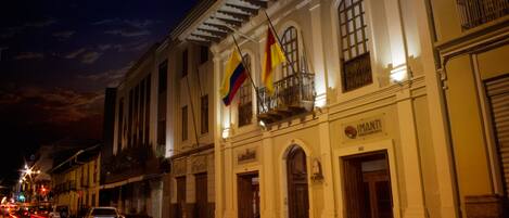 Un edificio histórico con un letrero que dice "IMANTI".