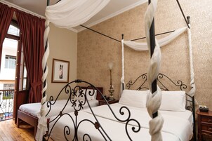 Twin Room | In-room safe, free WiFi, bed sheets