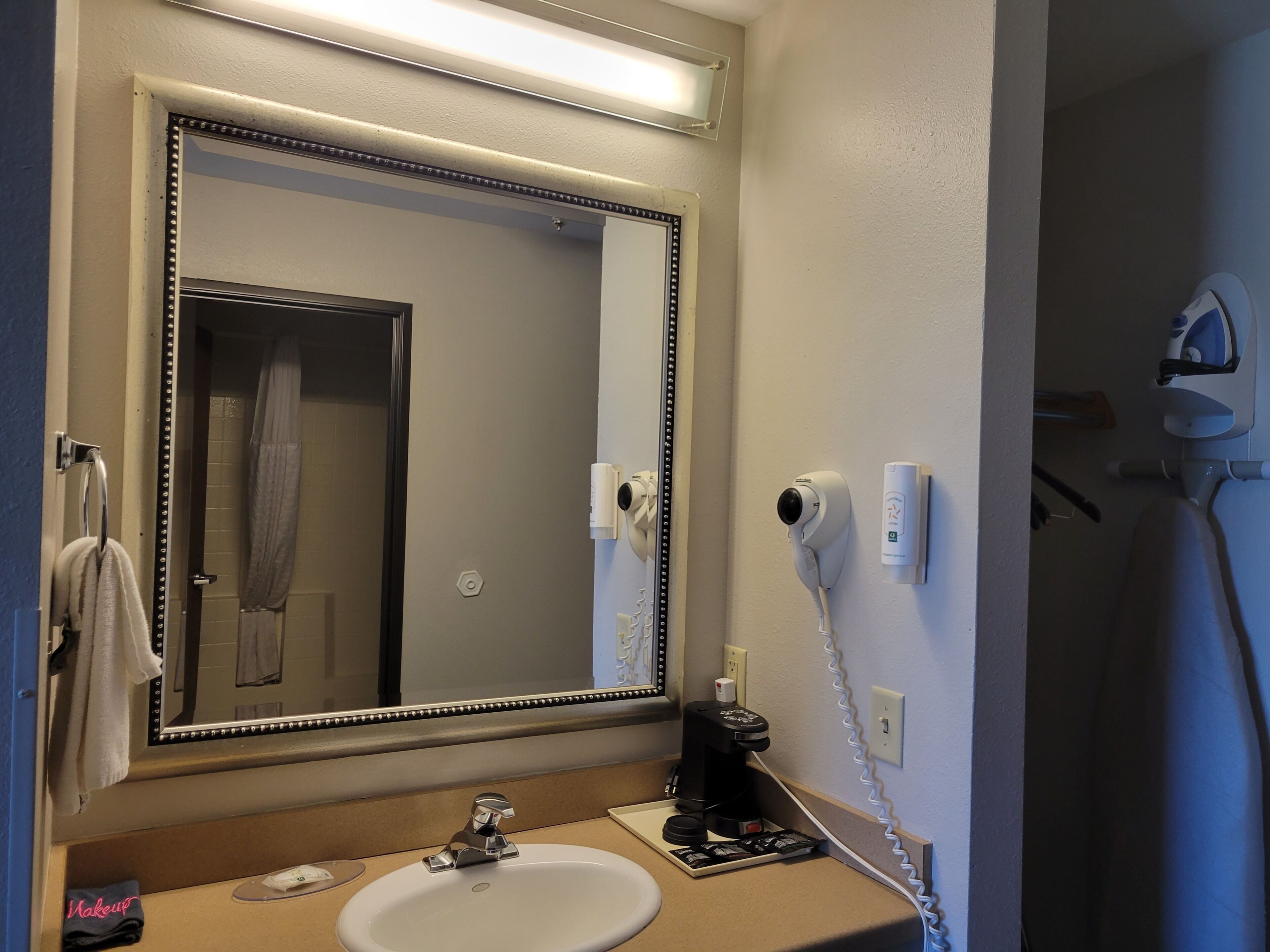 Standard Room, 1 King Bed, Non Smoking | Bathroom | Combined shower/tub, free toiletries, hair dryer, towels