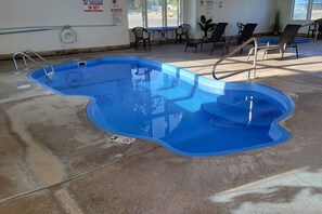 Kolam renang indoor
