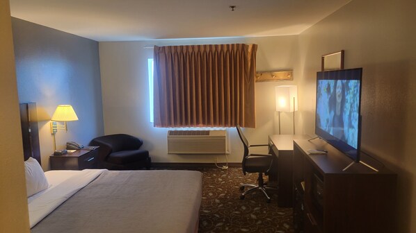 Standard Room, 1 King Bed, Non Smoking | Soundproofing, iron/ironing board, free WiFi, bed sheets
