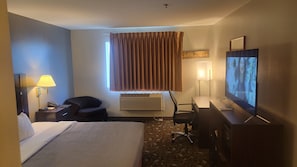 Standard Room, 1 King Bed, Non Smoking | Soundproofing, iron/ironing board, free WiFi, bed sheets