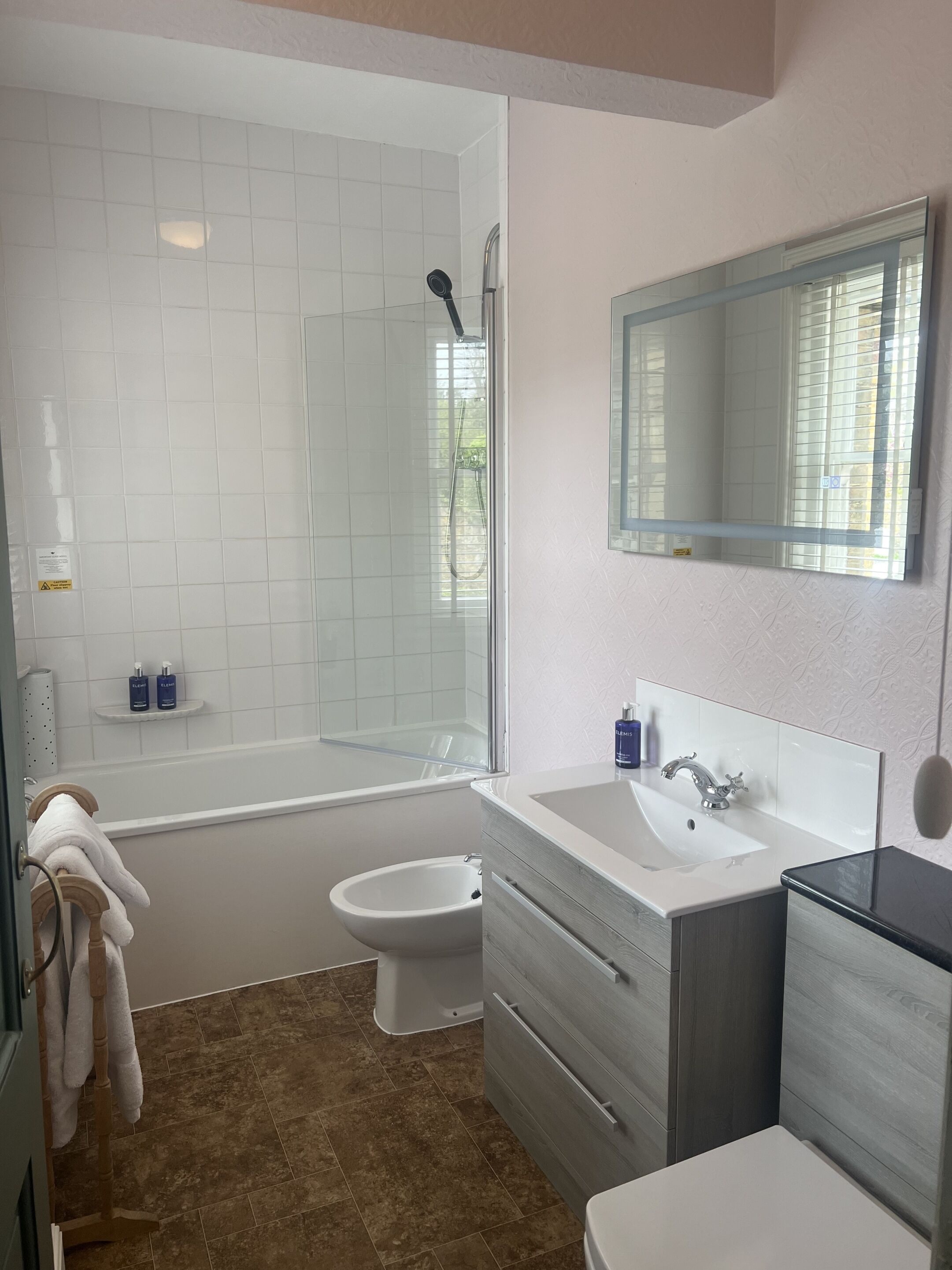 standard suite, ensuite | bathroom