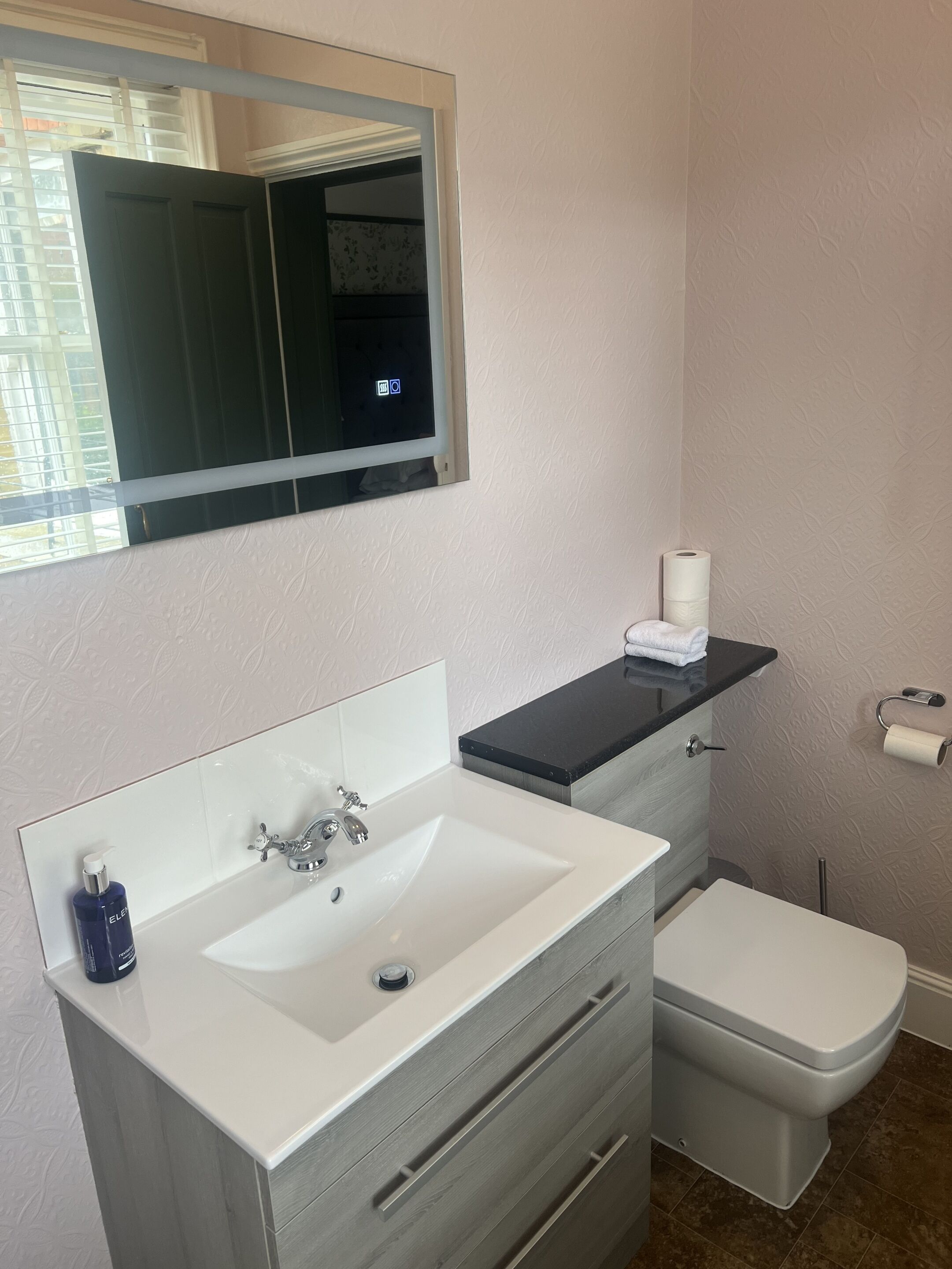 standard suite, ensuite | bathroom
