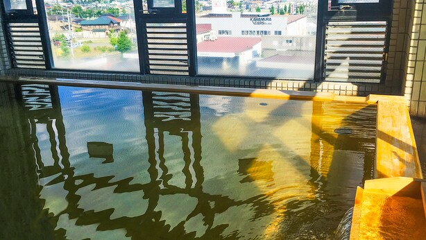 A pool with a view of a cityscape and mountains in the background. - Hotel LiVEMAX Kofu (Kai)