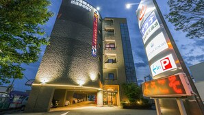 A building with a sign for 'Livemax Resort' and a parking sign. - Hotel LiVEMAX Kofu (Kai)