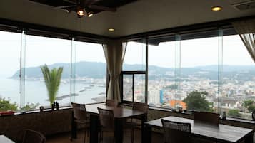 Ofereix vistes al mar i s'hi serveixen sopars i plats de cuina japonesa